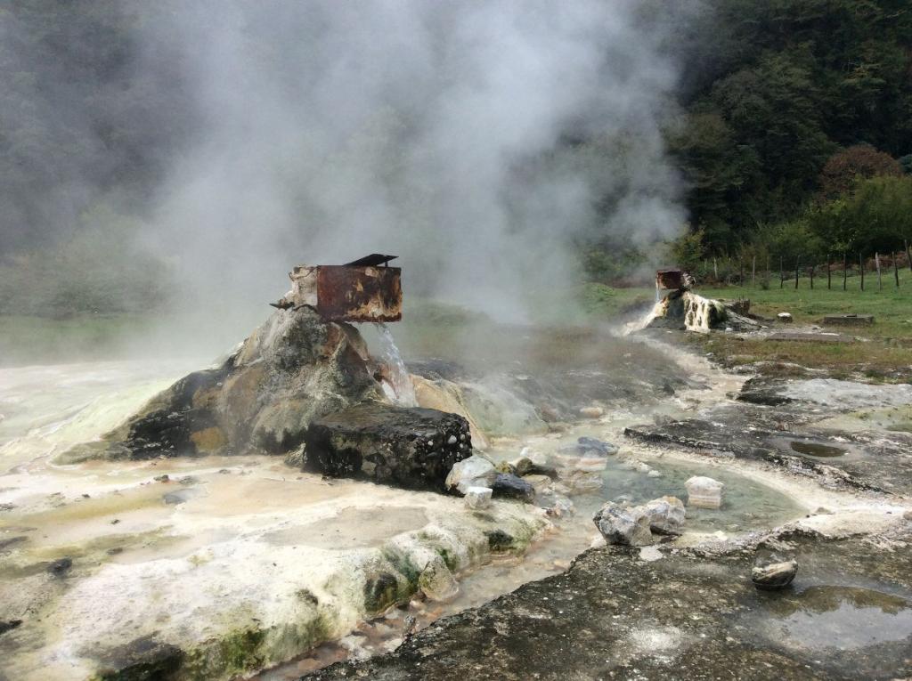 sources d'eau chaude sulfureuse