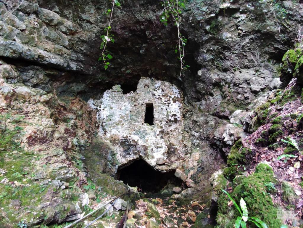 Grotte de Motena